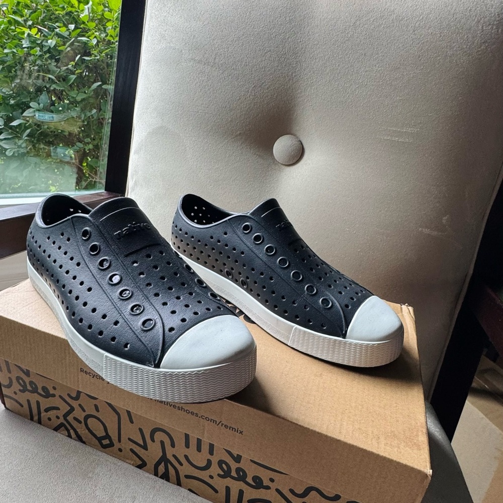 NWT NATIVE Jefferson Black Slip-On Shoes Size: 9 women/7 men